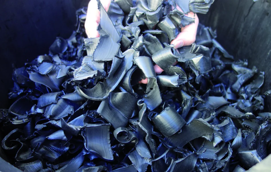 Free-flowing shredded product