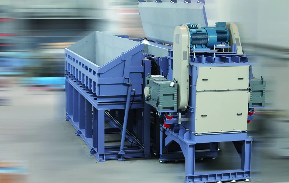 EWS-R single-shaft pipe shredder in operation