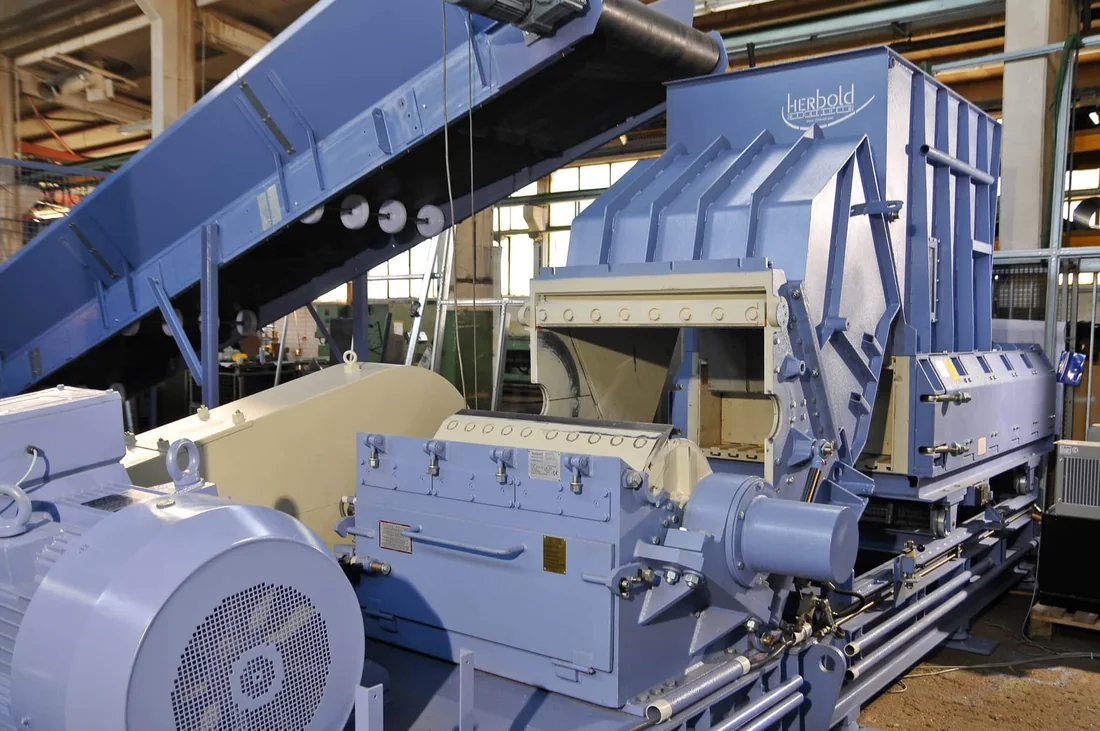 Downstream shredder taking the cut material