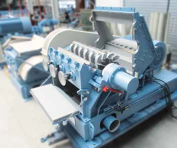 Force-feed granulator with belt conveyor
