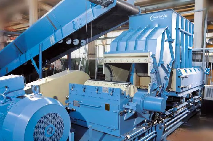 Granulator line with infeed conveyor