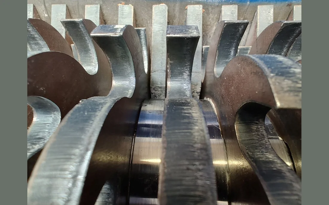 Shredder cutting blades