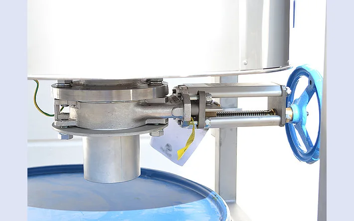 Residue discharge at the conical vessel base