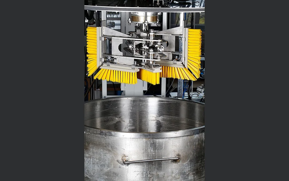 Bottom-outlet cleaning unit