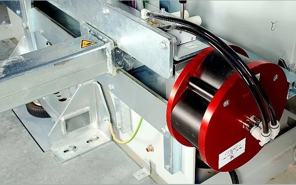 Automatic centring and clamping device