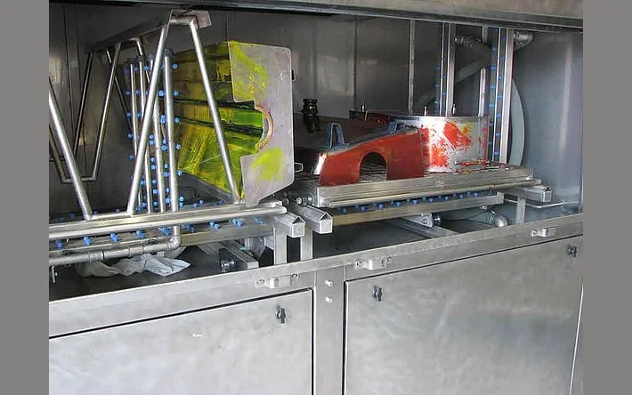 Parts washer interior with wash load