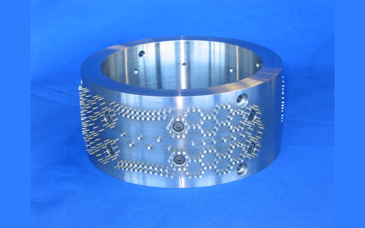 Embossing roller ring with round pins