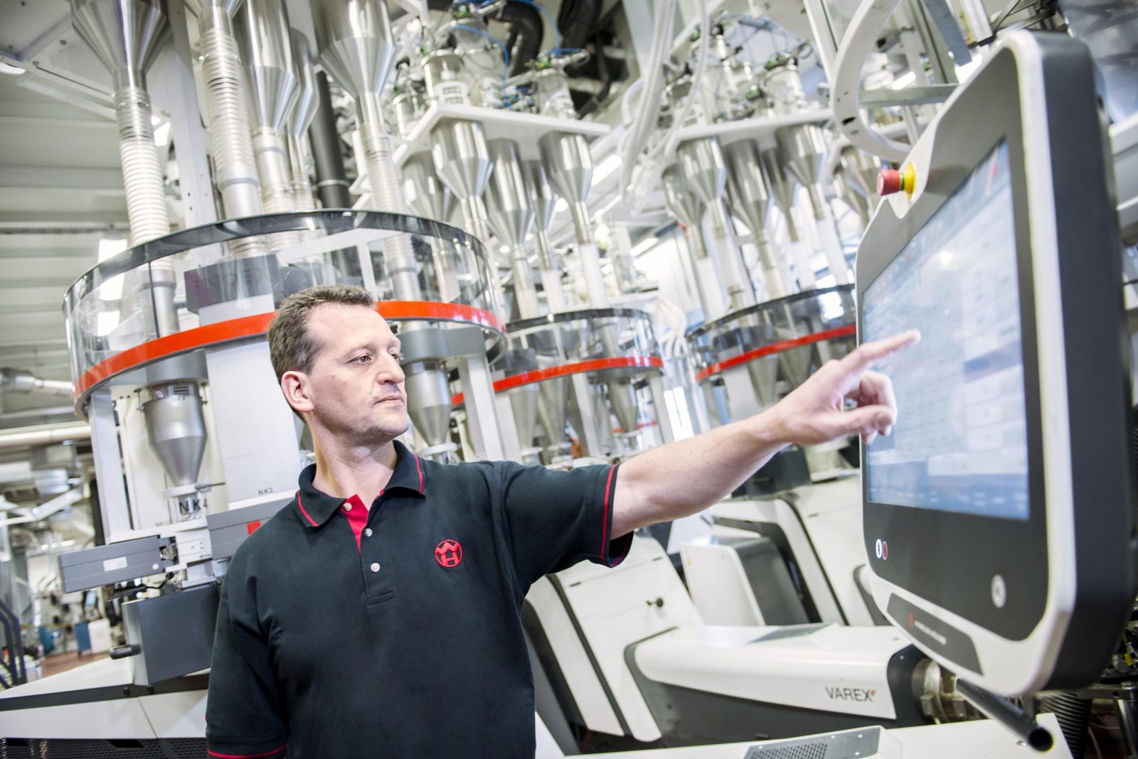 Operator at the VAREX II PROCONTROL control station