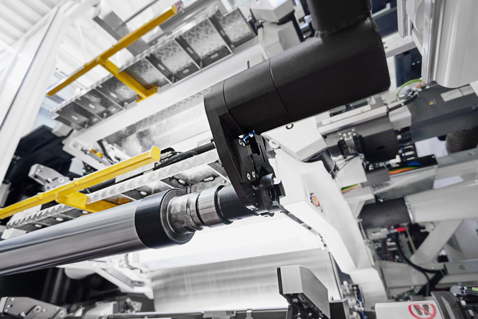VISTAFLEX II VISTA-PORT robot performing automated cylinder changeover